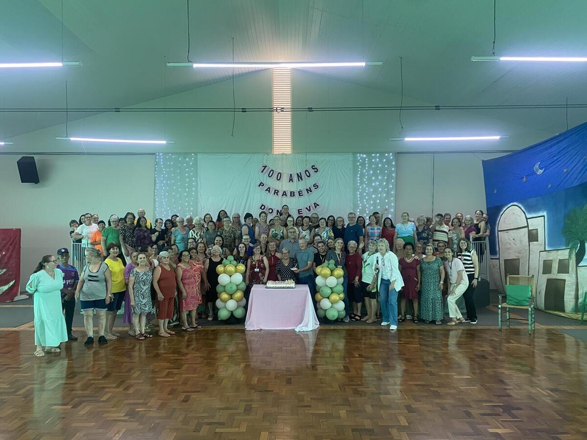 Além da presença das amigas e dos colaboradores do espaço, festa a tarde desta sexta (28) contou com as presenças do prefeito e da secretária da Assistência Social