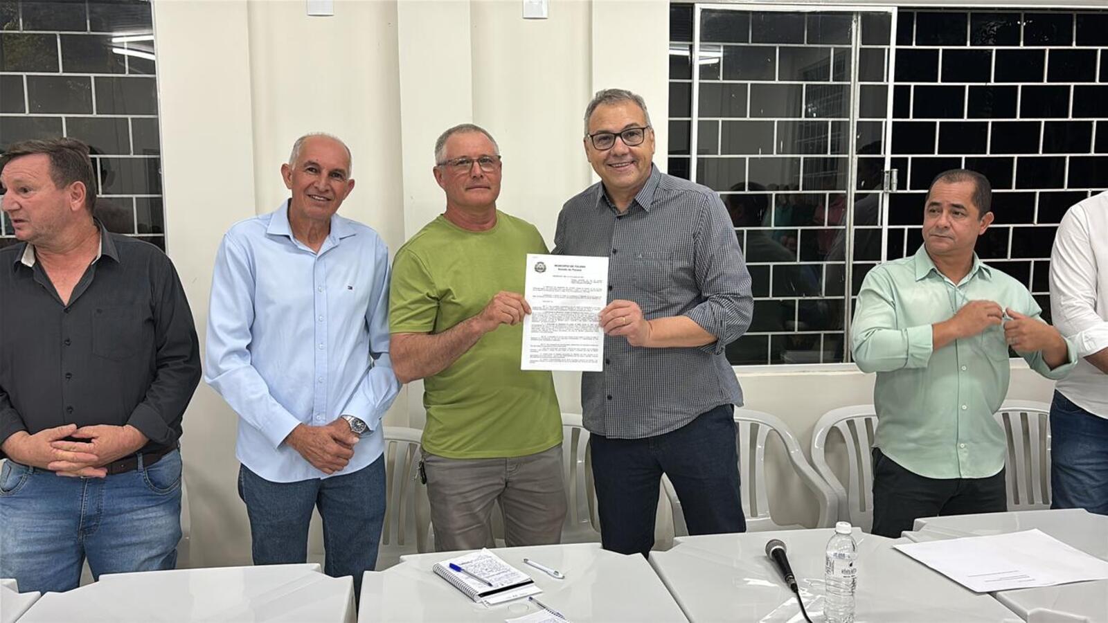 Foi realizada assinatura simbólica do decreto que cede terreno de 9 mil metros quadrados com campo de futebol e edificação na sexta-feira (31)