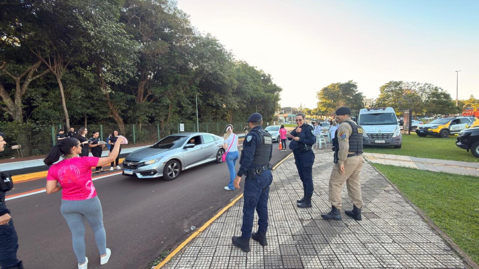 Ação reuniu secretarias municipais, forças de segurança e voluntários para orientar motoristas e pedestres sobre saúde, prevenção e combate à violência contra a mulher