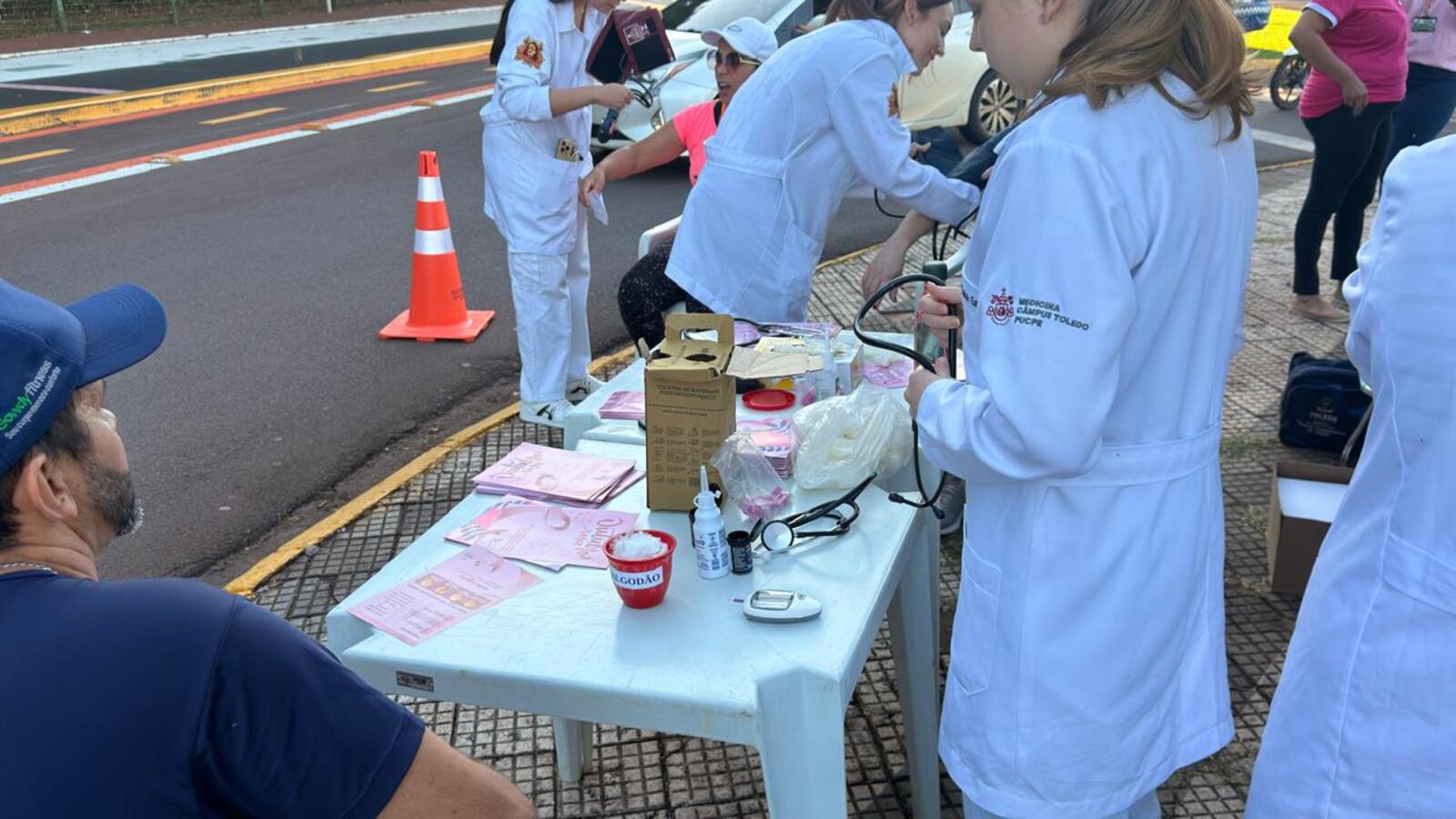 Ação reuniu secretarias municipais, forças de segurança e voluntários para orientar motoristas e pedestres sobre saúde, prevenção e combate à violência contra a mulher