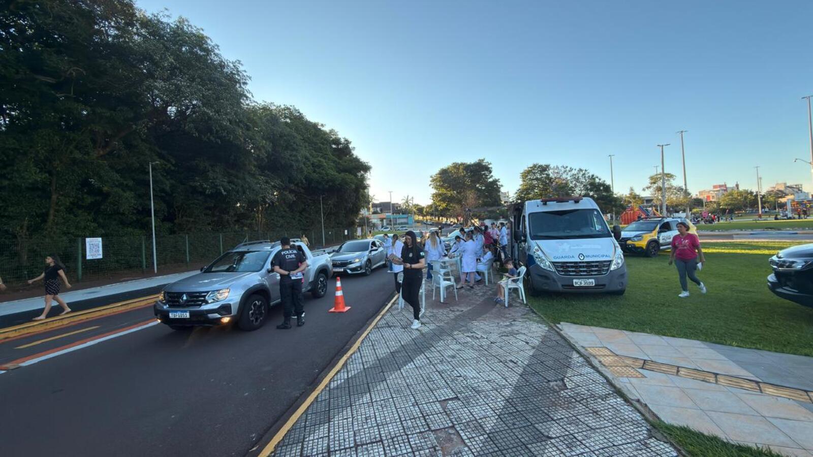 Ação reuniu secretarias municipais, forças de segurança e voluntários para orientar motoristas e pedestres sobre saúde, prevenção e combate à violência contra a mulher