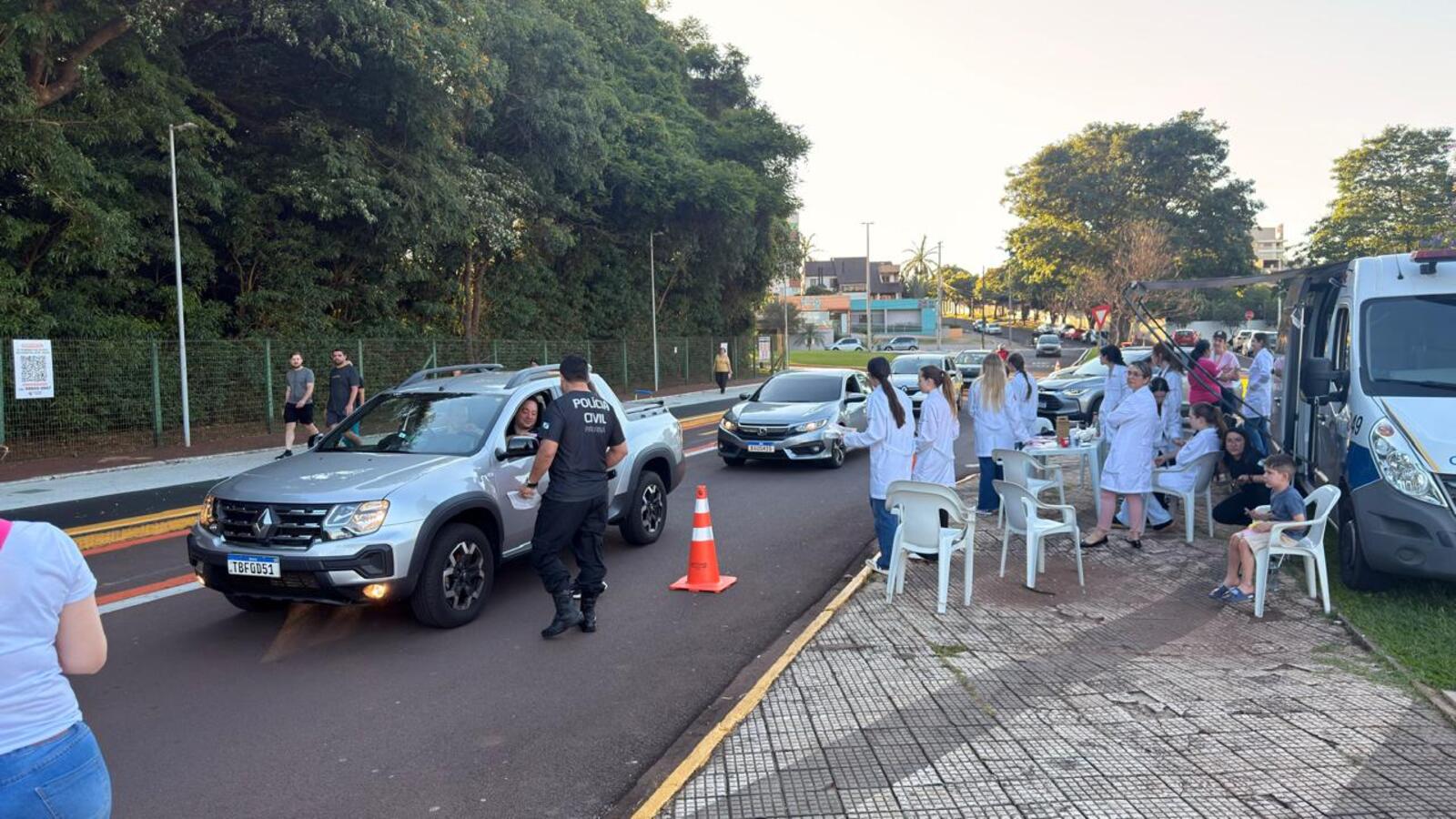 Ação reuniu secretarias municipais, forças de segurança e voluntários para orientar motoristas e pedestres sobre saúde, prevenção e combate à violência contra a mulher