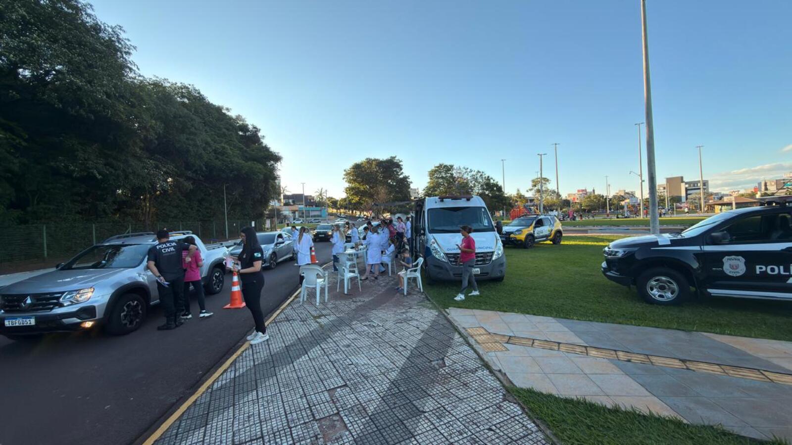 Ação reuniu secretarias municipais, forças de segurança e voluntários para orientar motoristas e pedestres sobre saúde, prevenção e combate à violência contra a mulher