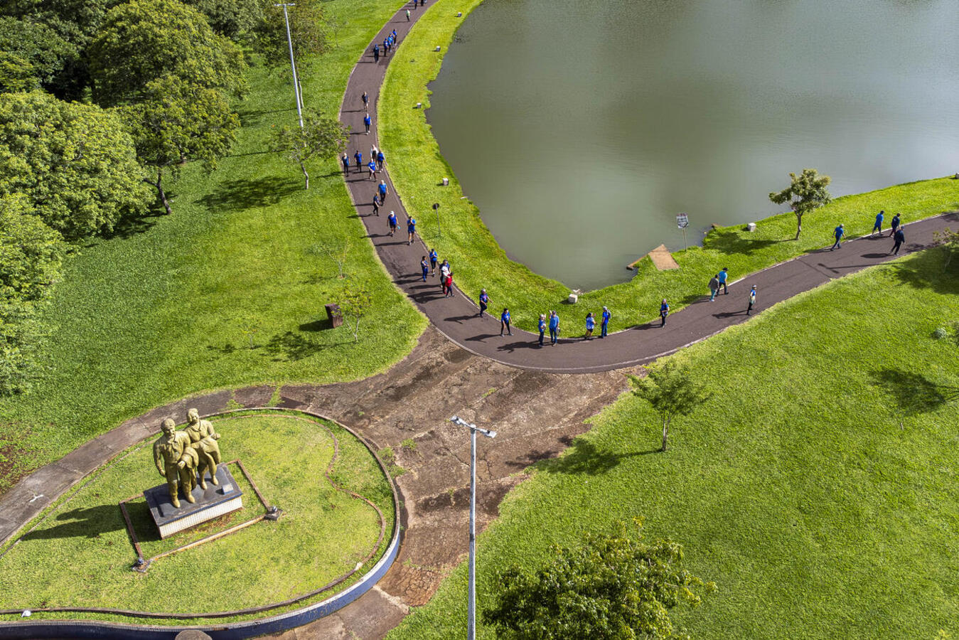 Na manhã desta terça-feira (18), idosos do Centro de Revitalização da Terceira Idade da Vila Pioneiro realizaram uma caminhada no Parque dos Pioneiros, em alusão ao novembro azul