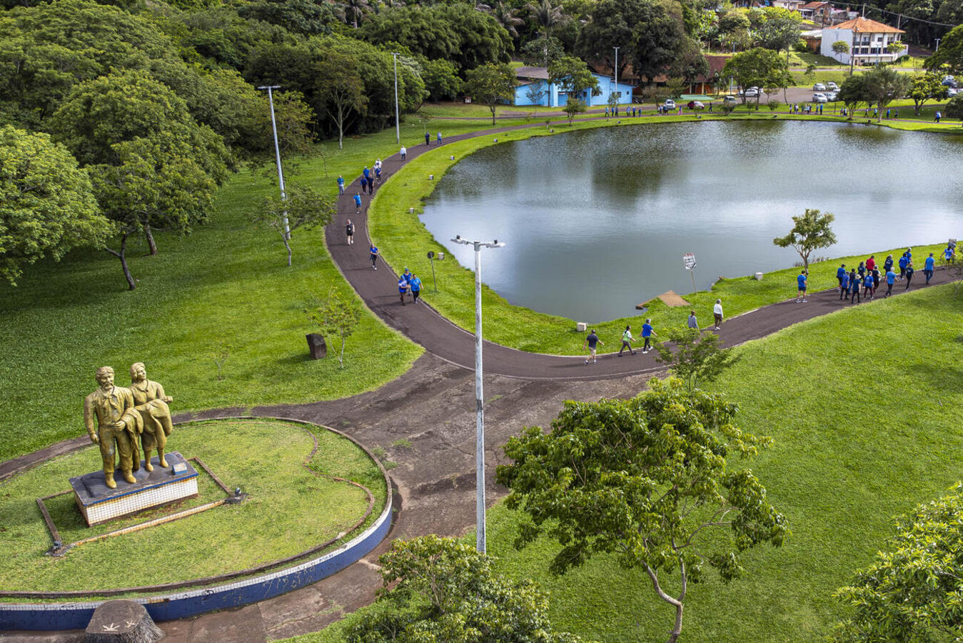 Na manhã desta terça-feira (18), idosos do Centro de Revitalização da Terceira Idade da Vila Pioneiro realizaram uma caminhada no Parque dos Pioneiros, em alusão ao novembro azul