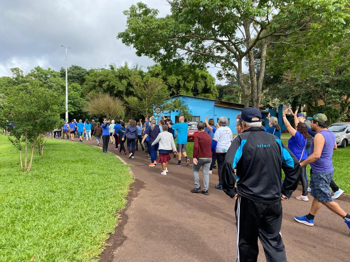 Na manhã desta terça-feira (18), idosos do Centro de Revitalização da Terceira Idade da Vila Pioneiro realizaram uma caminhada no Parque dos Pioneiros, em alusão ao novembro azul
