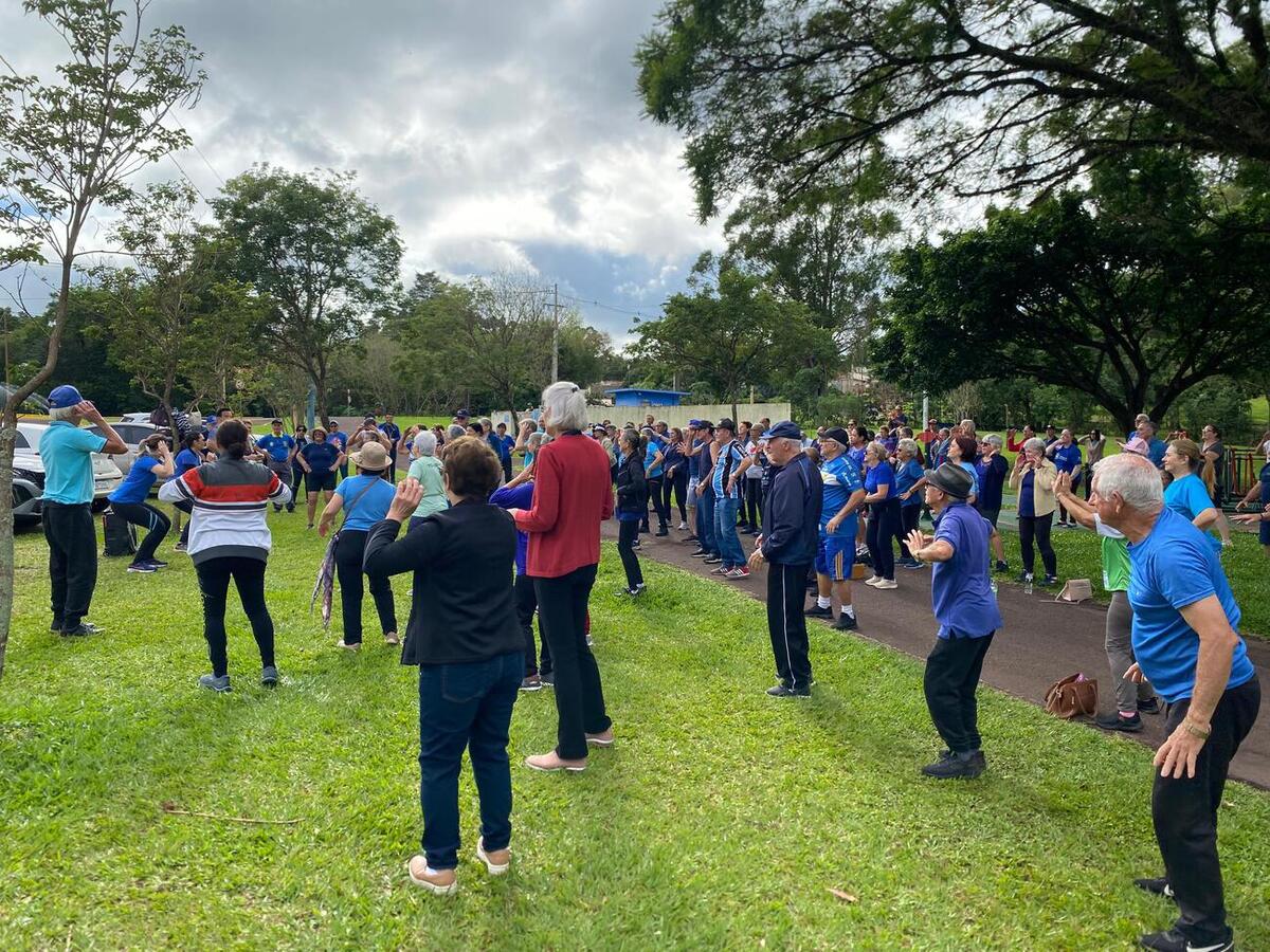 Na manhã desta terça-feira (18), idosos do Centro de Revitalização da Terceira Idade da Vila Pioneiro realizaram uma caminhada no Parque dos Pioneiros, em alusão ao novembro azul