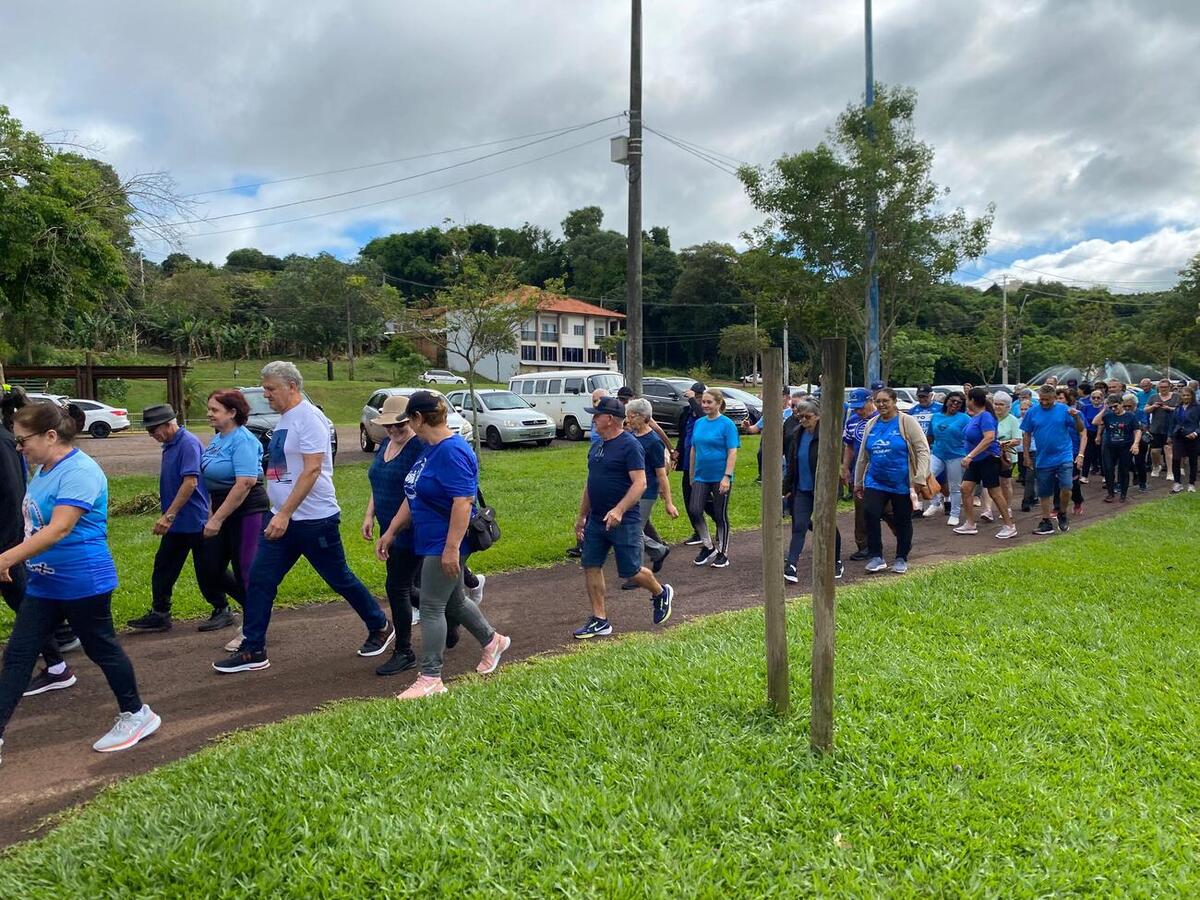 Na manhã desta terça-feira (18), idosos do Centro de Revitalização da Terceira Idade da Vila Pioneiro realizaram uma caminhada no Parque dos Pioneiros, em alusão ao novembro azul