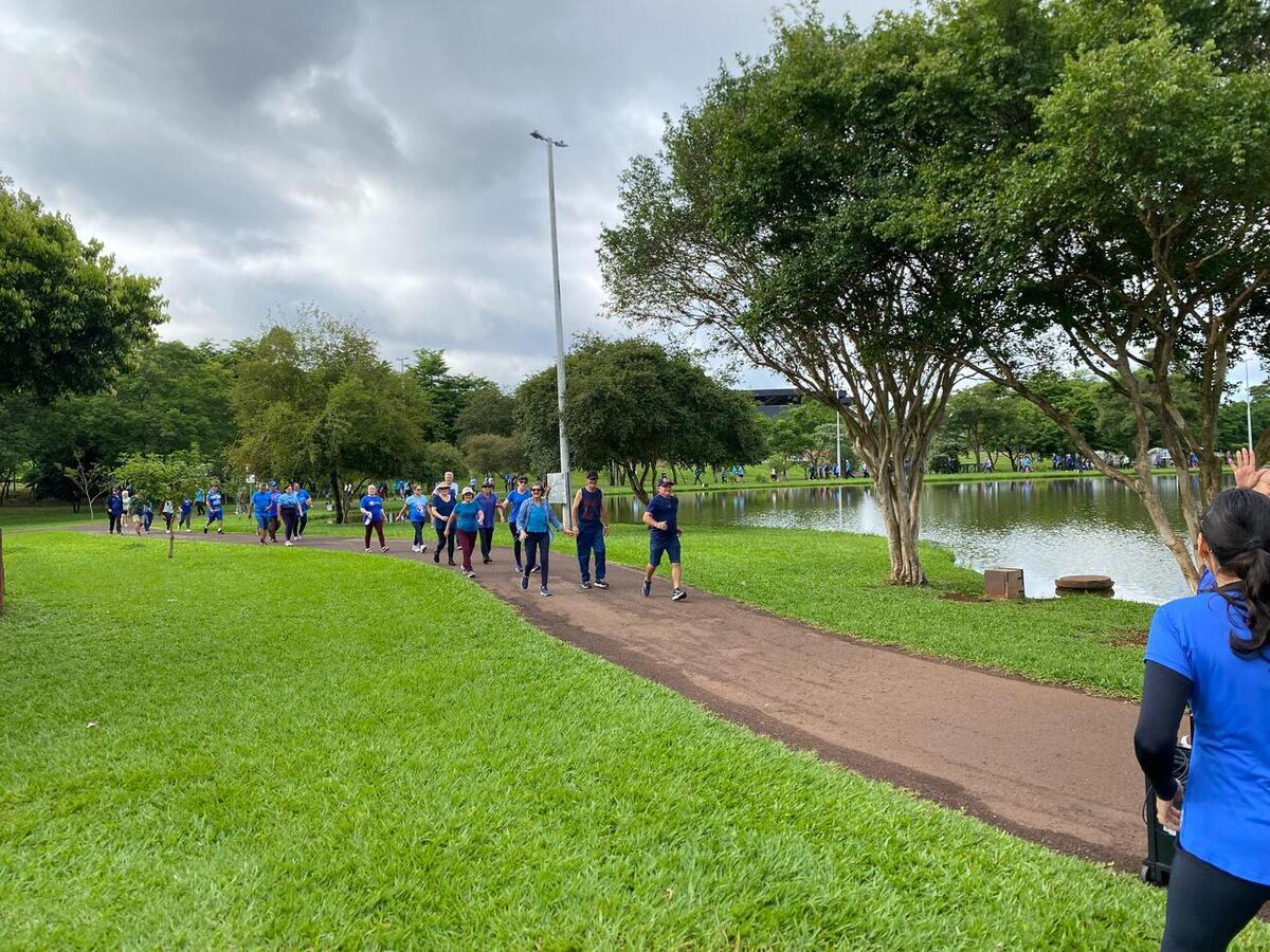 Na manhã desta terça-feira (18), idosos do Centro de Revitalização da Terceira Idade da Vila Pioneiro realizaram uma caminhada no Parque dos Pioneiros, em alusão ao novembro azul