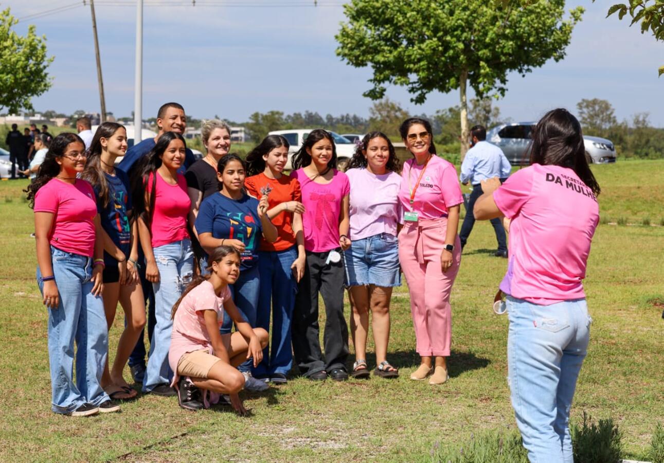 A secretária da Mulher, juntamente com o prefeito em exercício, Lucio De Marchi, assinaram um decreto que altera o nome do espaço, que antigamente era denominado de Jardim de Versalhes, para “Jardim da Mulher”