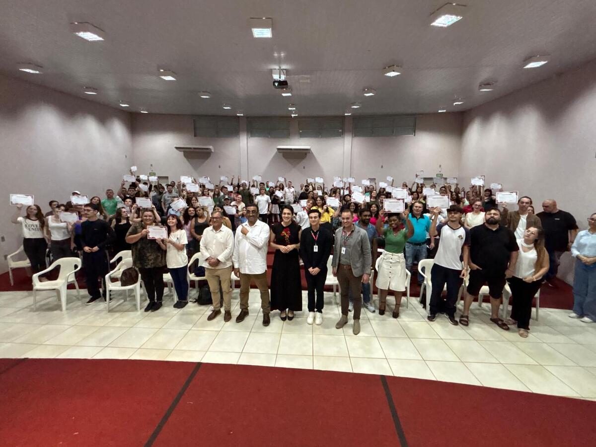 O curso foi concluído com aproximadamente 80 alunos matriculados e 60 presentes na cerimônia