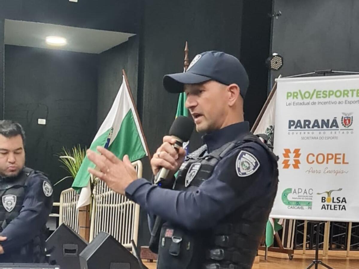 O paraciclista paranaense, Luís Carlos Steffens, e o Departamento de Educação para o Trânsito de Toledo promoveram roda de diálogo com estudantes do Premen 
