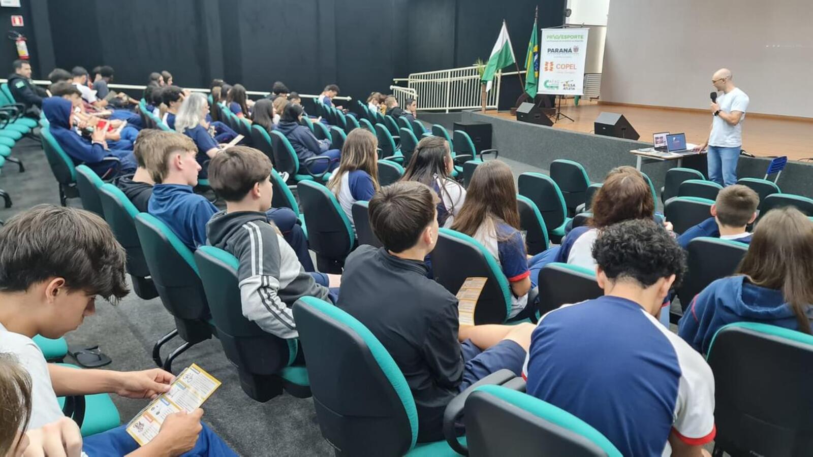 O paraciclista paranaense, Luís Carlos Steffens, e o Departamento de Educação para o Trânsito de Toledo promoveram roda de diálogo com estudantes do Premen 