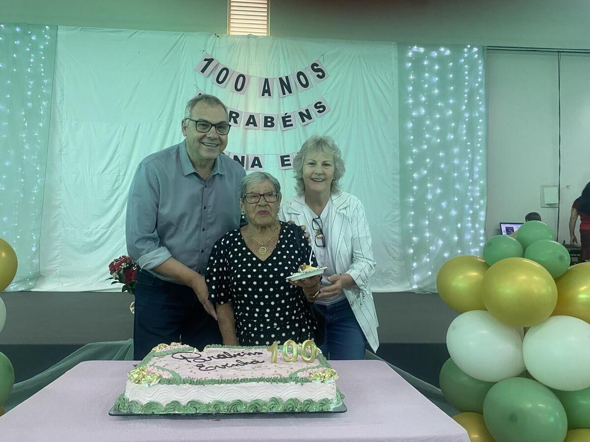 Além da presença das amigas e dos colaboradores do espaço, festa a tarde desta sexta (28) contou com as presenças do prefeito e da secretária da Assistência Social