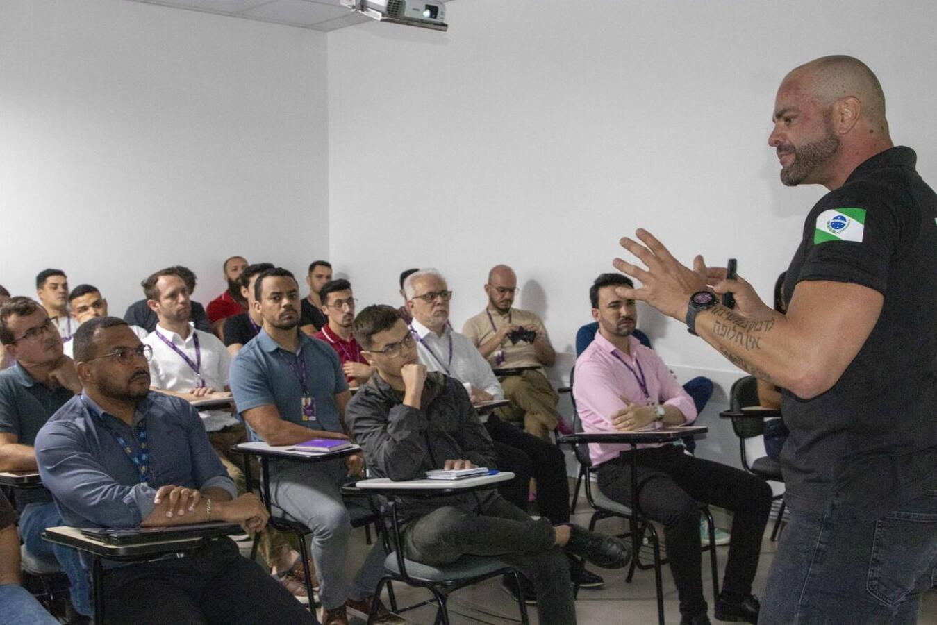 Assunto foi tratado em conversa do delegado Leandro Stabile com colaboradores da Prati-Donaduzzi; evento ocorreu nesta segunda (24), nas dependências da empresa