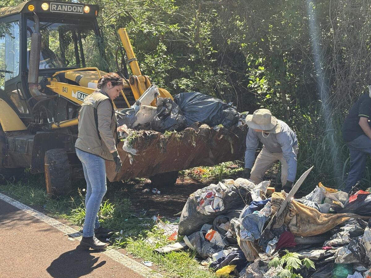 Equipe da pasta recolheu materiais descartados próximo ao Rio Toledo e à Estação de Tratamento, nas imediações do Piá Ambiental