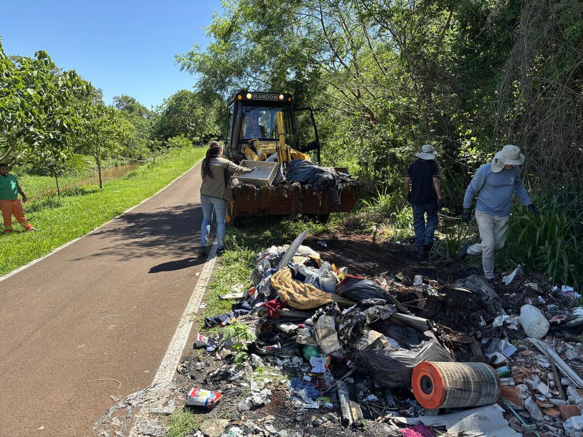 Equipe da pasta recolheu materiais descartados próximo ao Rio Toledo e à Estação de Tratamento, nas imediações do Piá Ambiental