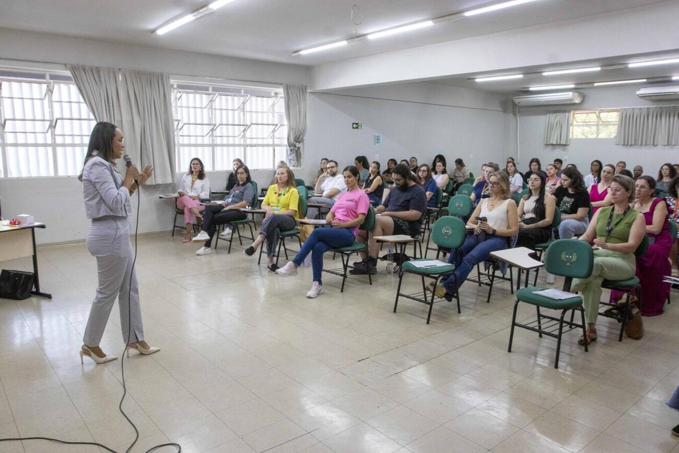 Ana Cris Souza de Oliveira falou, na manhã de hoje (7), sobre conceitos e definições de violência de gênero; evento voltará a ser realizado em 14, 19 e 21/11
