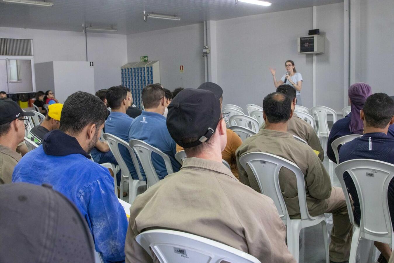 Equipe da unidade ministrou, na tarde desta sexta (21), palestra sobre cuidados com a saúde para cerca de 90 colaboradores do sexo masculino da empresa 