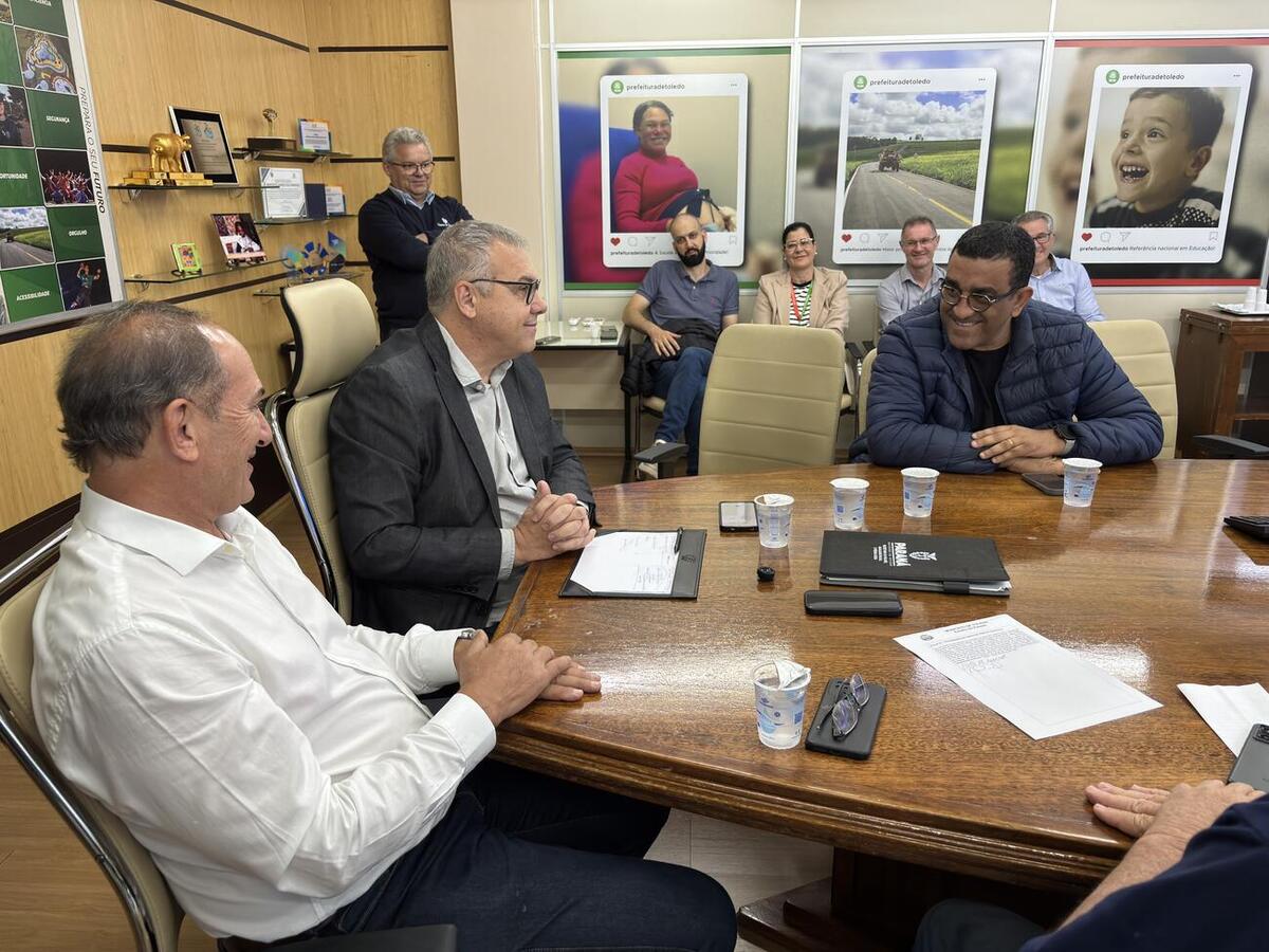 Cerimônia formalizou devolução do comando do Executivo e renovou convênio com o Incra. Prefeito Mario Costenaro participou de missão técnica à Europa
