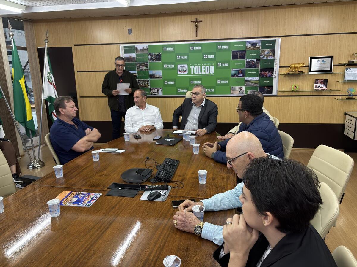 Cerimônia formalizou devolução do comando do Executivo e renovou convênio com o Incra. Prefeito Mario Costenaro participou de missão técnica à Europa