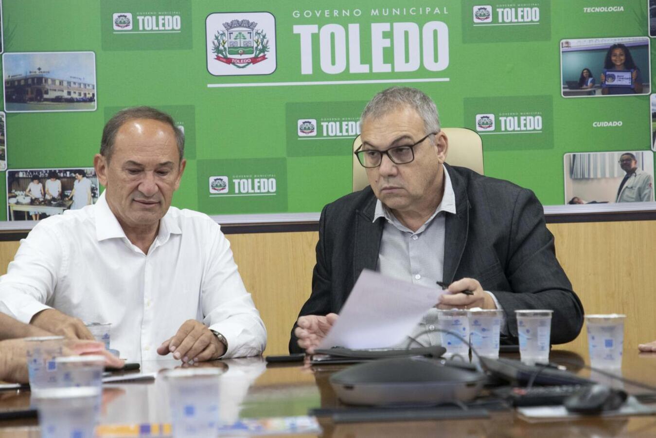 Cerimônia formalizou devolução do comando do Executivo e renovou convênio com o Incra. Prefeito Mario Costenaro participou de missão técnica à Europa