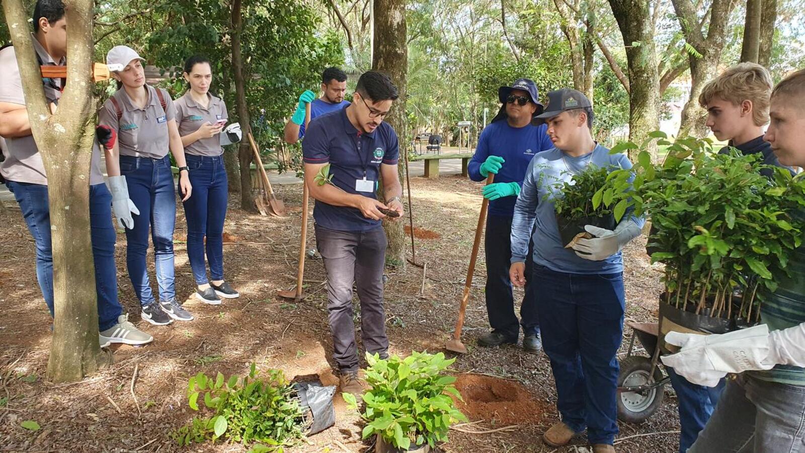 Mais de 100 pessoas participaram, na manhã desta quinta (27), da primeira atividade alusiva à data, realizada na nascente do rio