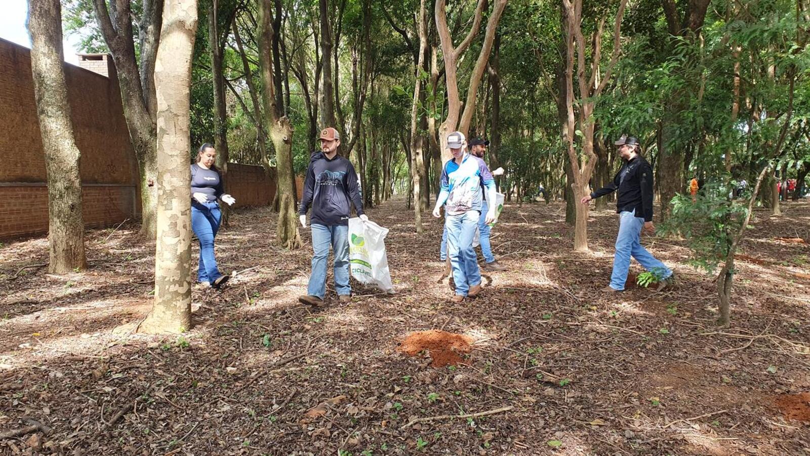 Mais de 100 pessoas participaram, na manhã desta quinta (27), da primeira atividade alusiva à data, realizada na nascente do rio