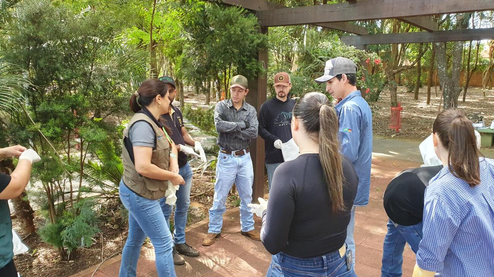 Mais de 100 pessoas participaram, na manhã desta quinta (27), da primeira atividade alusiva à data, realizada na nascente do rio