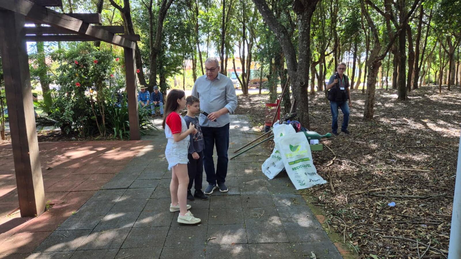 Mais de 100 pessoas participaram, na manhã desta quinta (27), da primeira atividade alusiva à data, realizada na nascente do rio
