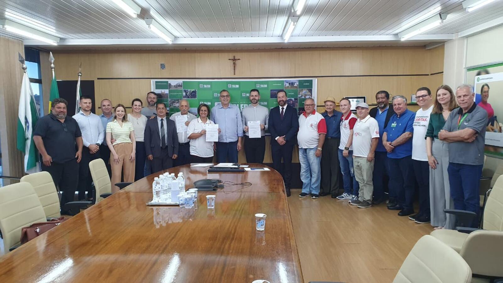 Três novas leis, sancionadas nesta segunda (24), contemplam o Coral Cristo Rei, o Projeto Pequeno Amor e a Cáritas Diocesana de Toledo