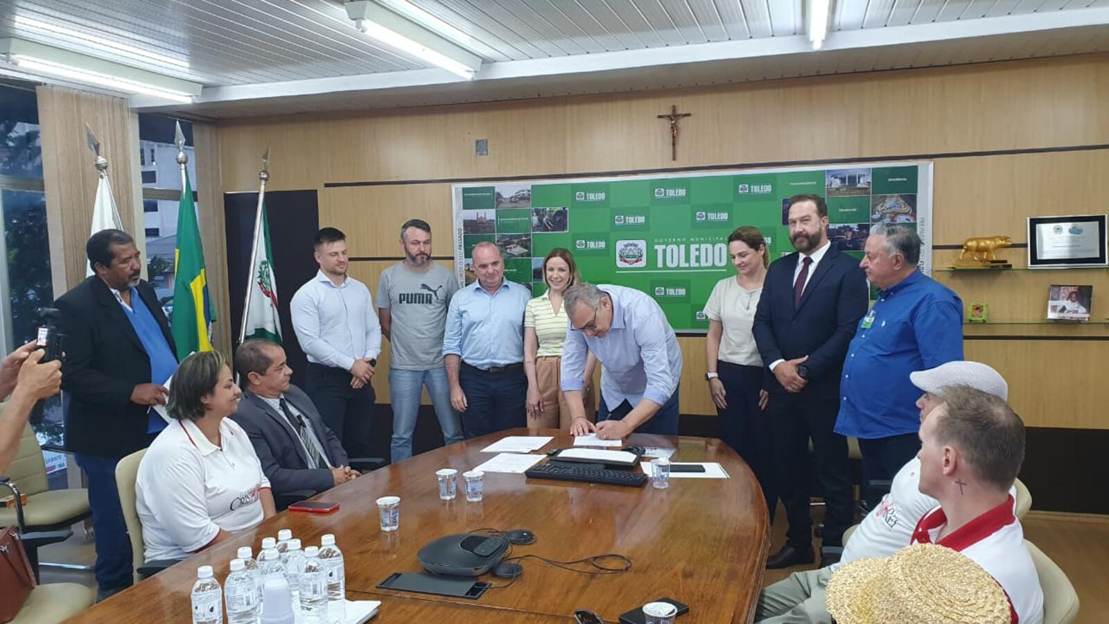 Três novas leis, sancionadas nesta segunda (24), contemplam o Coral Cristo Rei, o Projeto Pequeno Amor e a Cáritas Diocesana de Toledo