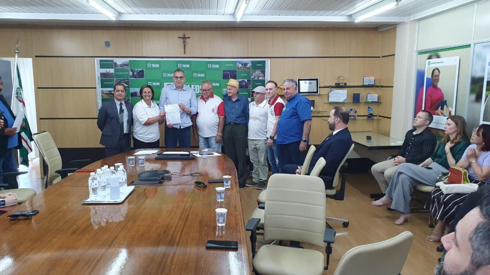 Três novas leis, sancionadas nesta segunda (24), contemplam o Coral Cristo Rei, o Projeto Pequeno Amor e a Cáritas Diocesana de Toledo