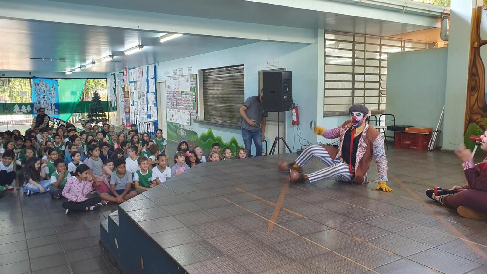 Projeto apresentou, nesta terça-feira (18), a peça “Mistério à Vista: Desvendando um Caso de Bullying”, com sessões nos períodos matutino e vespertino