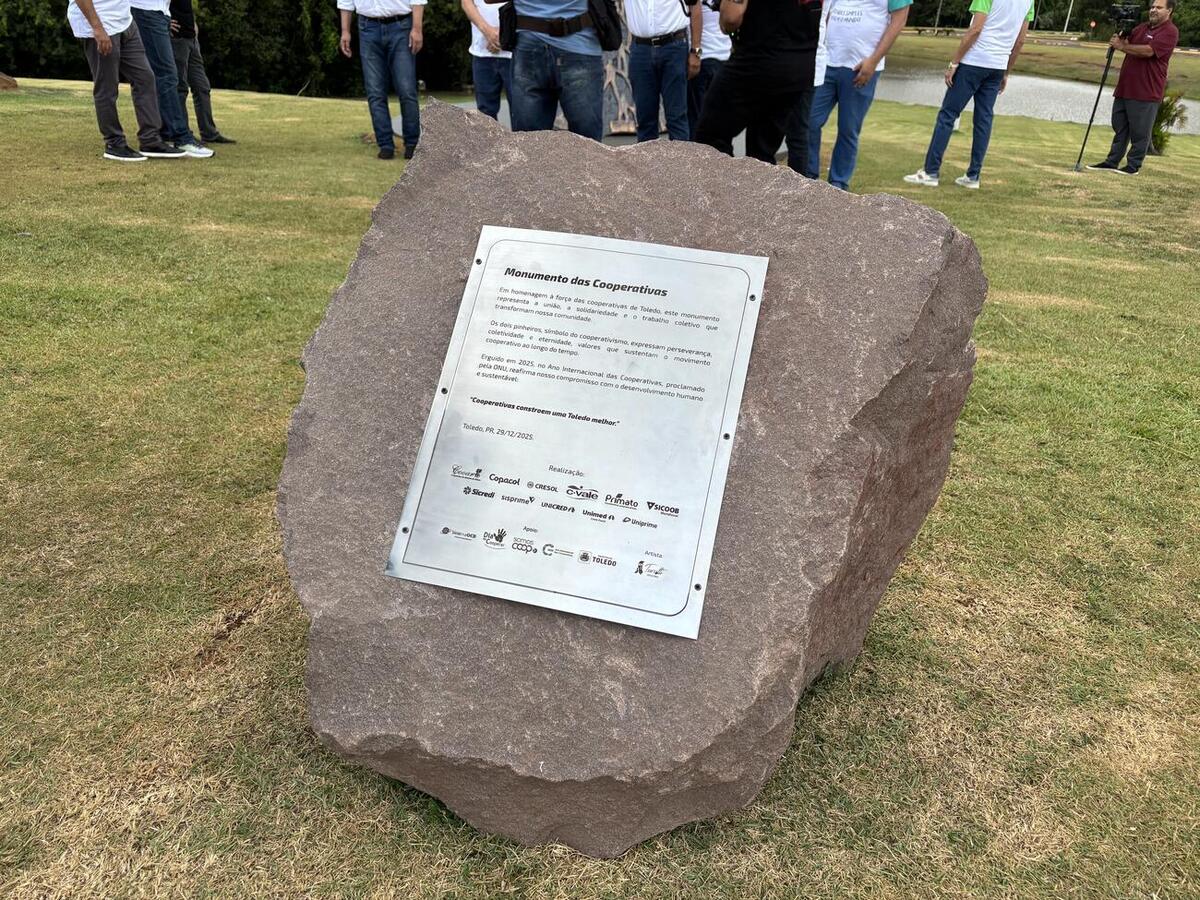 Obra instalada no Parque do Povo Luiz Cláudio Hoffmann reúne simbolismo do cooperativismo e participação de 11 cooperativas do município