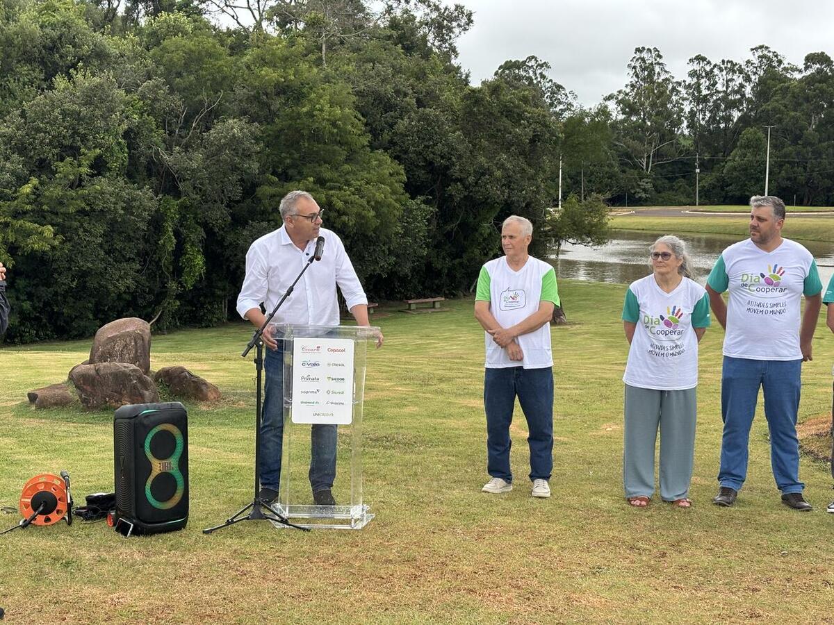 Obra instalada no Parque do Povo Luiz Cláudio Hoffmann reúne simbolismo do cooperativismo e participação de 11 cooperativas do município