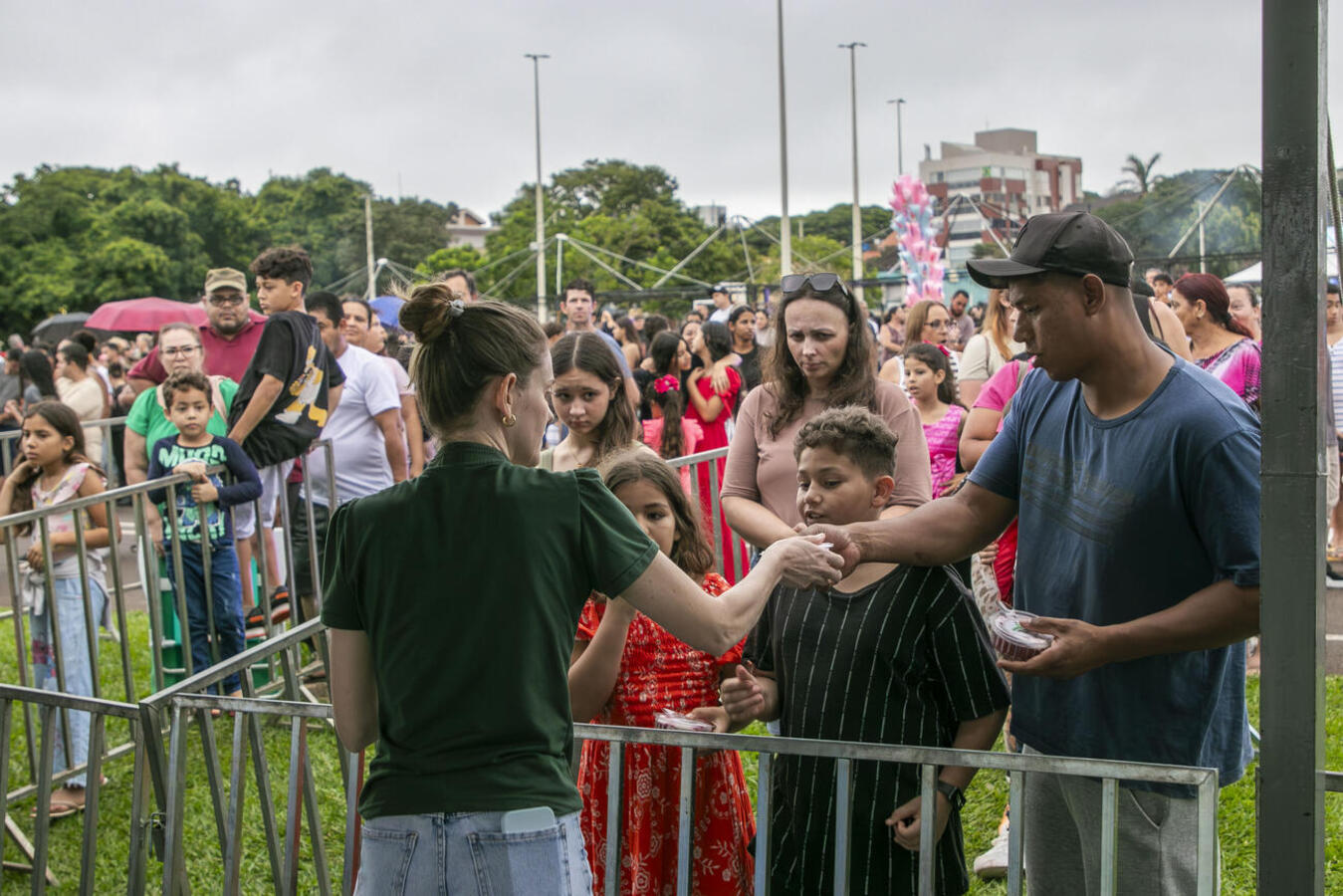 Mesmo sob chuva, população participou da programação que teve distribuição de bolo, shows nacionais e premiação do concurso de decoração natalina