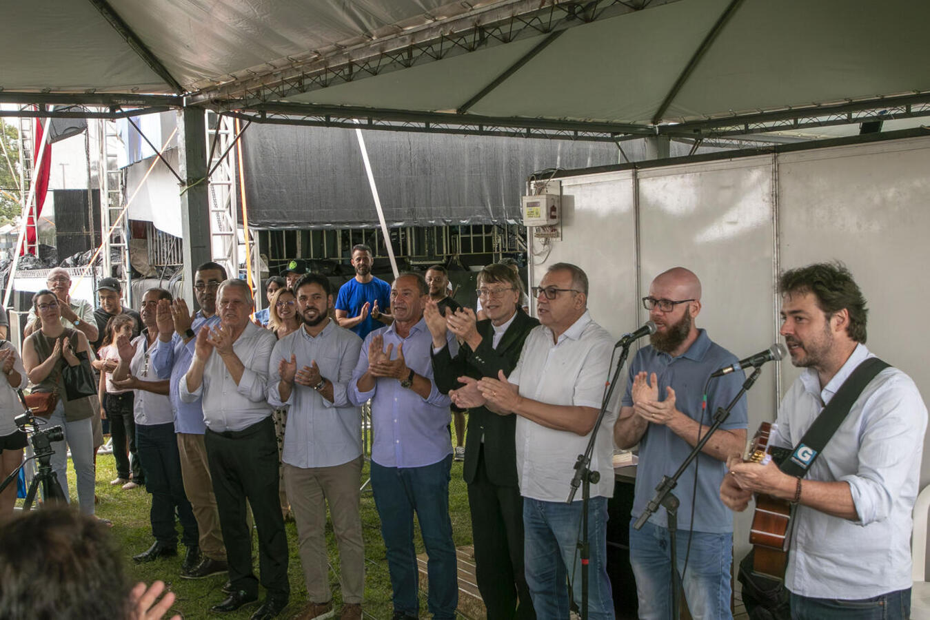 Mesmo sob chuva, população participou da programação que teve distribuição de bolo, shows nacionais e premiação do concurso de decoração natalina