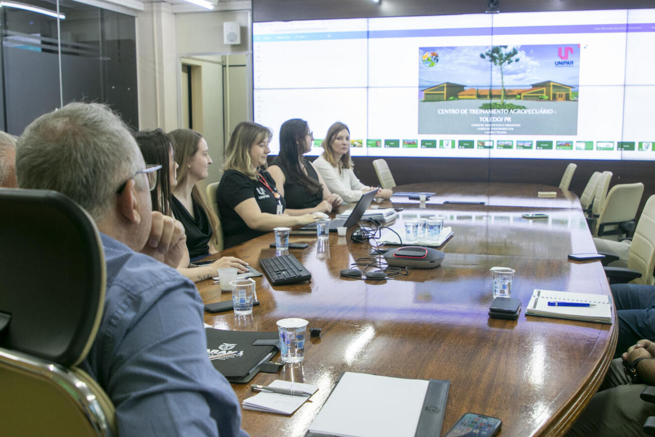 Projetos elaborados por acadêmicos de Arquitetura e Urbanismo e de Engenharia Civil da Unipar foram apresentados em encontro na manhã desta quinta-feira (18) 