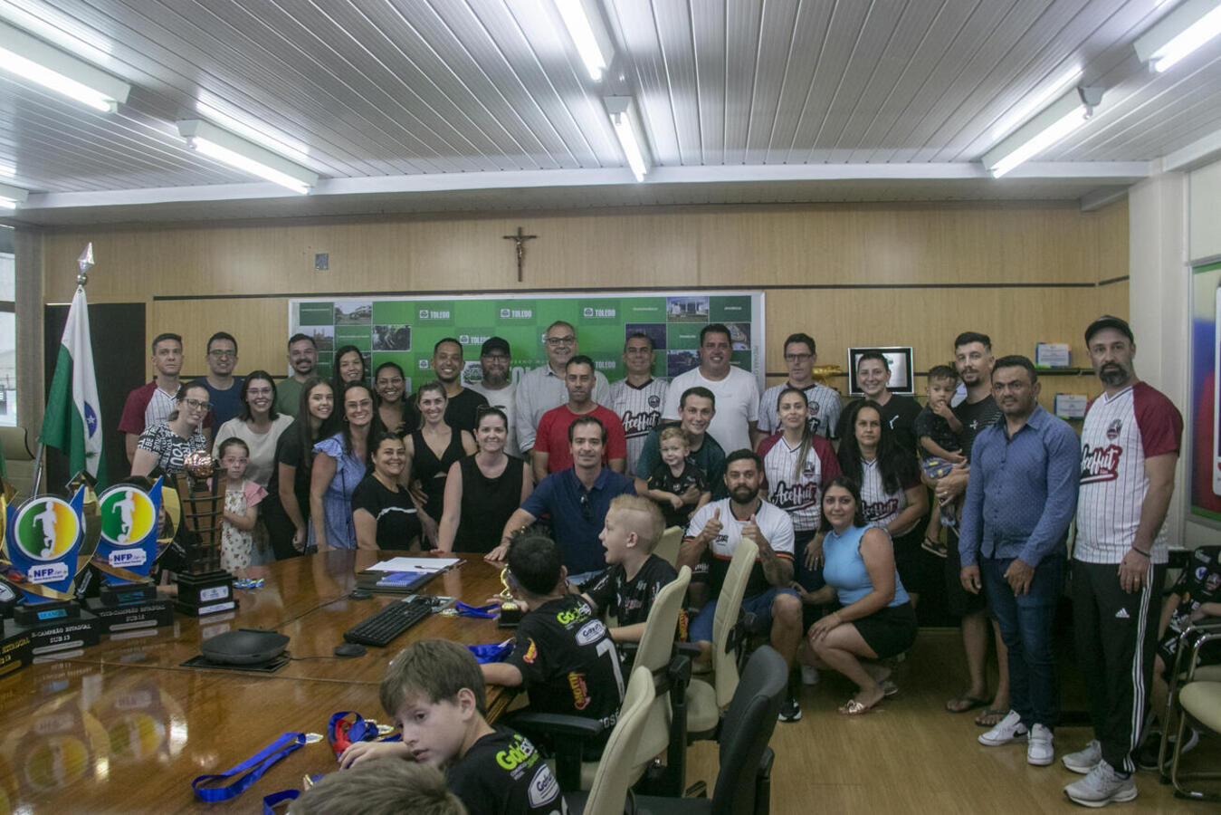 Resultados foram celebrados, nesta terça (23), por técnicos e atletas da Associação Cultural e Esportiva de Futsal e Futebol de Toledo, no Gabinete do Prefeito