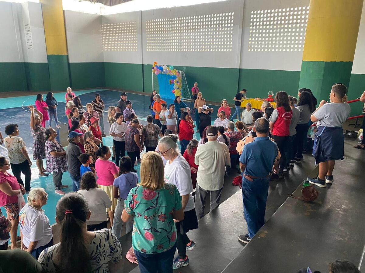 Na manhã desta quarta-feira (10) o grupo “Mãos que acolhem” realizou uma confraternização para comemorar um ano de existência