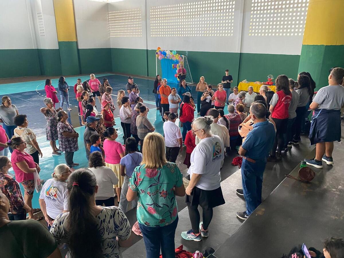 Na manhã desta quarta-feira (10) o grupo “Mãos que acolhem” realizou uma confraternização para comemorar um ano de existência