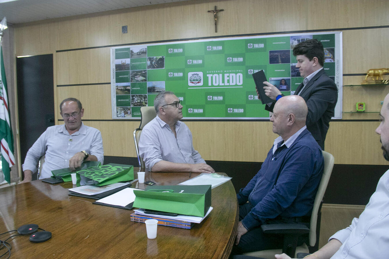 Executivos da cooperativa estiveram na tarde desta terça (16), na Sala de Reuniões do Gabinete do Prefeito, para formalizar o vínculo com a administração municipal