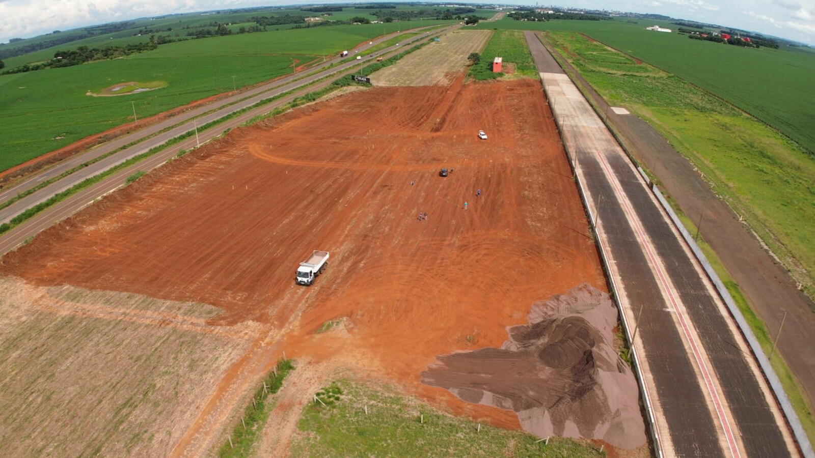 A Prefeitura de Toledo deu início às obras do complexo automotivo, que será localizado no Autódromo Rafael Sperafico, atendendo as demandas do kartódromo, arrancadão e drift