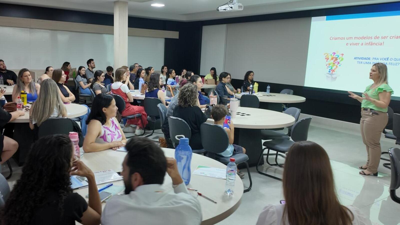 Nesta sexta-feira (5) a Secretaria Municipal de Assistência Social realizou uma capacitação para o aprimoramento dos serviços dos Centros de Referência Especializados de Assistência Social