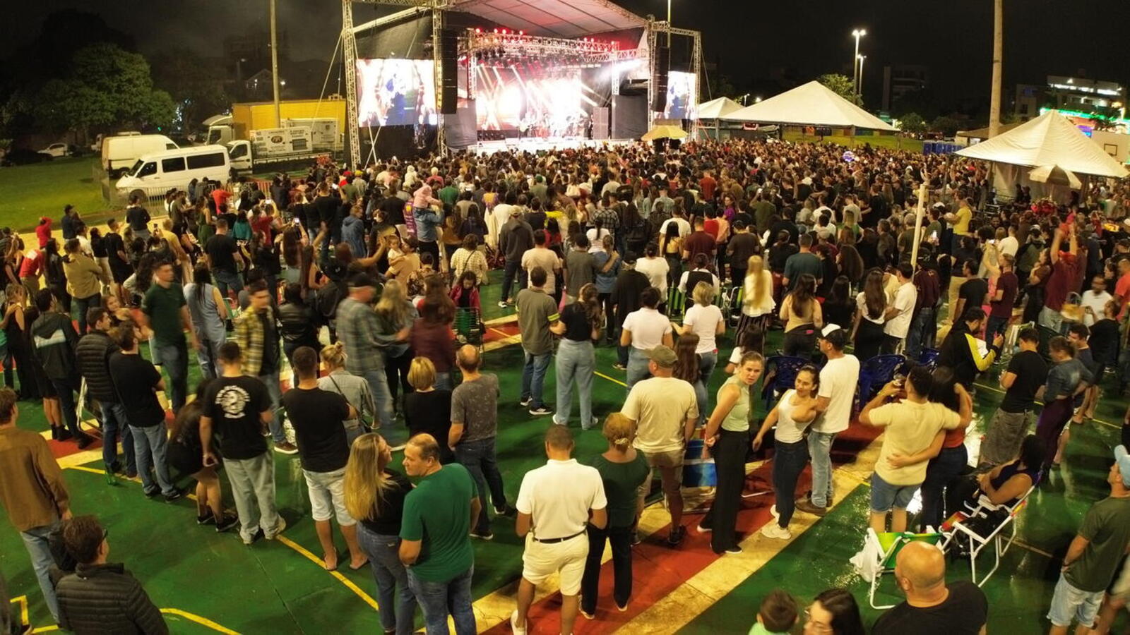 Mesmo sob chuva, população participou da programação que teve distribuição de bolo, shows nacionais e premiação do concurso de decoração natalina