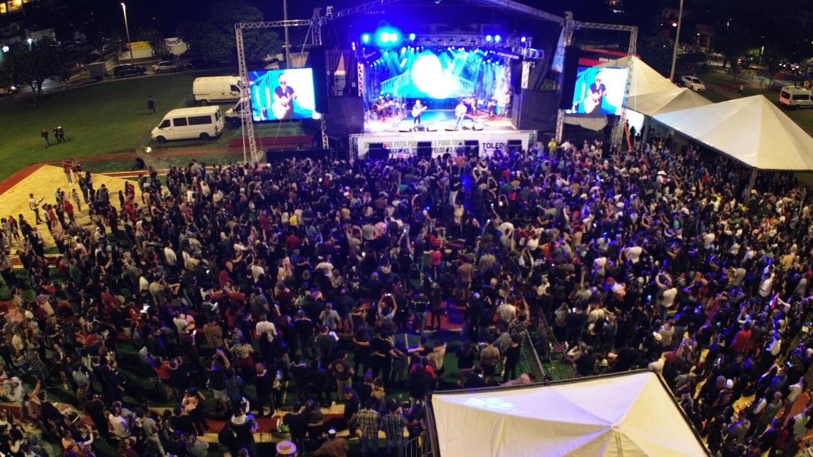 Mesmo sob chuva, população participou da programação que teve distribuição de bolo, shows nacionais e premiação do concurso de decoração natalina