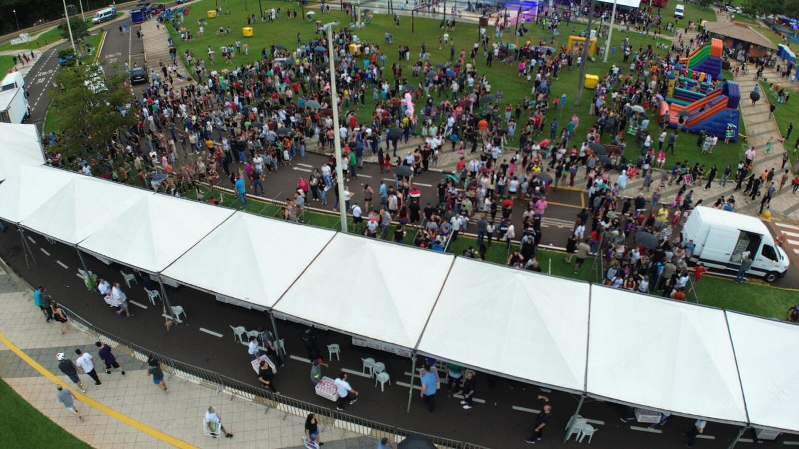 Mesmo sob chuva, população participou da programação que teve distribuição de bolo, shows nacionais e premiação do concurso de decoração natalina