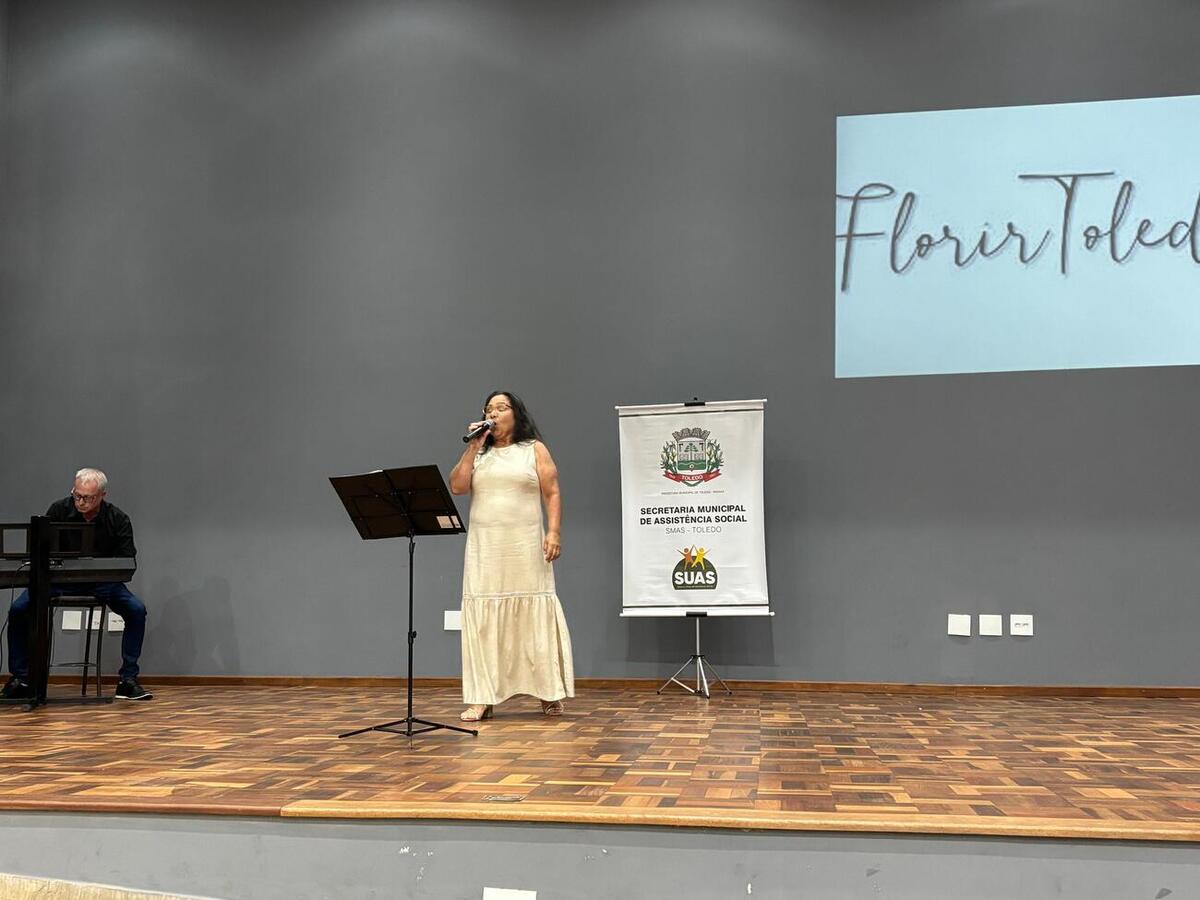 Cerimônia reuniu alunos, familiares, música, dança e poesia no auditório da Unioeste na noite desta terça-feira (16)