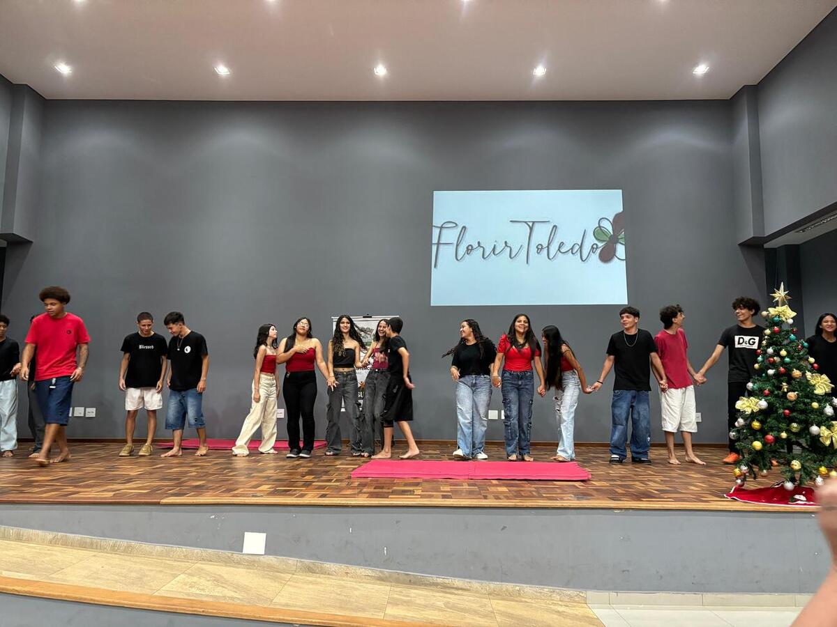Cerimônia reuniu alunos, familiares, música, dança e poesia no auditório da Unioeste na noite desta terça-feira (16)